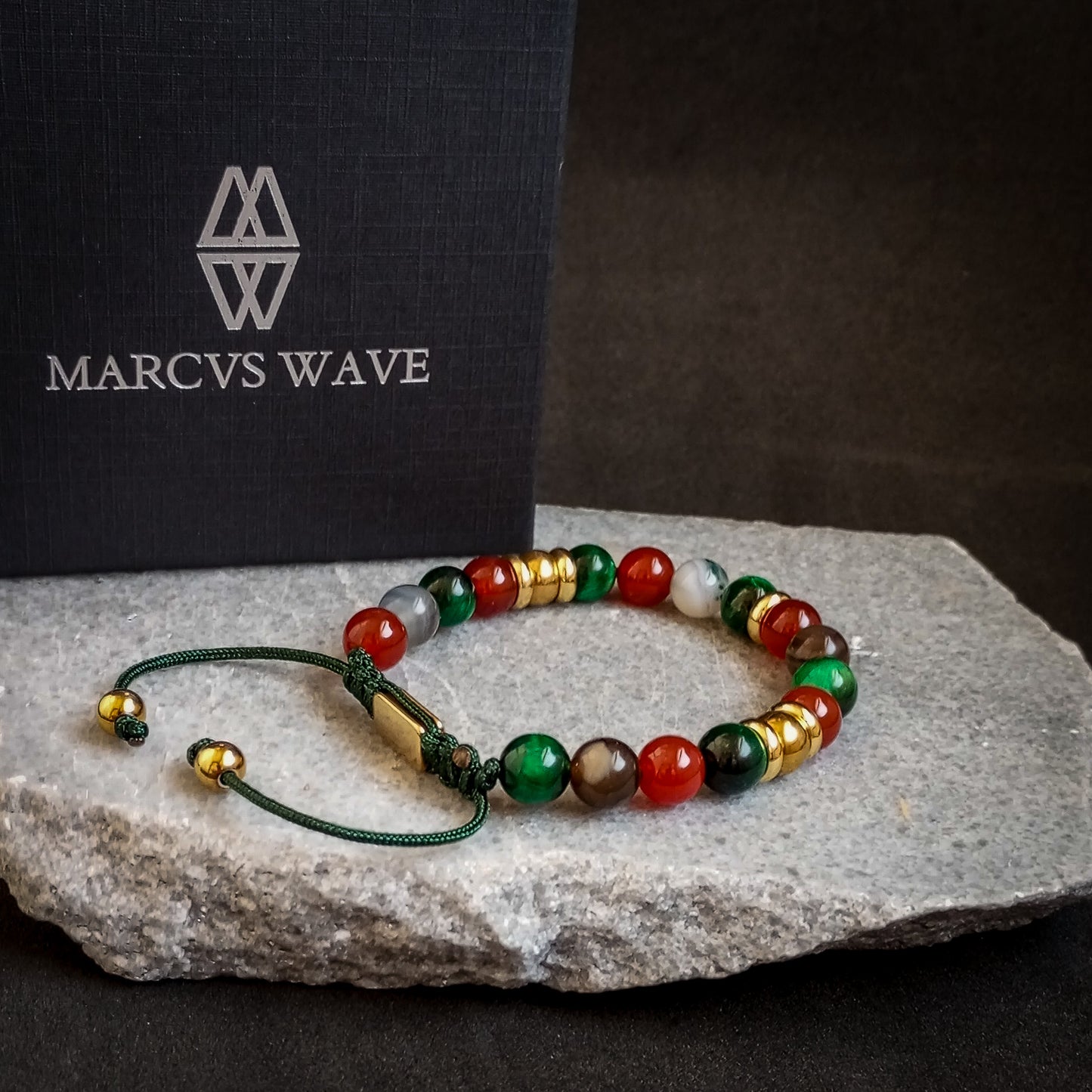 Pulsera de mujer con jade rojo, Botswana y ojo de tigre verde.