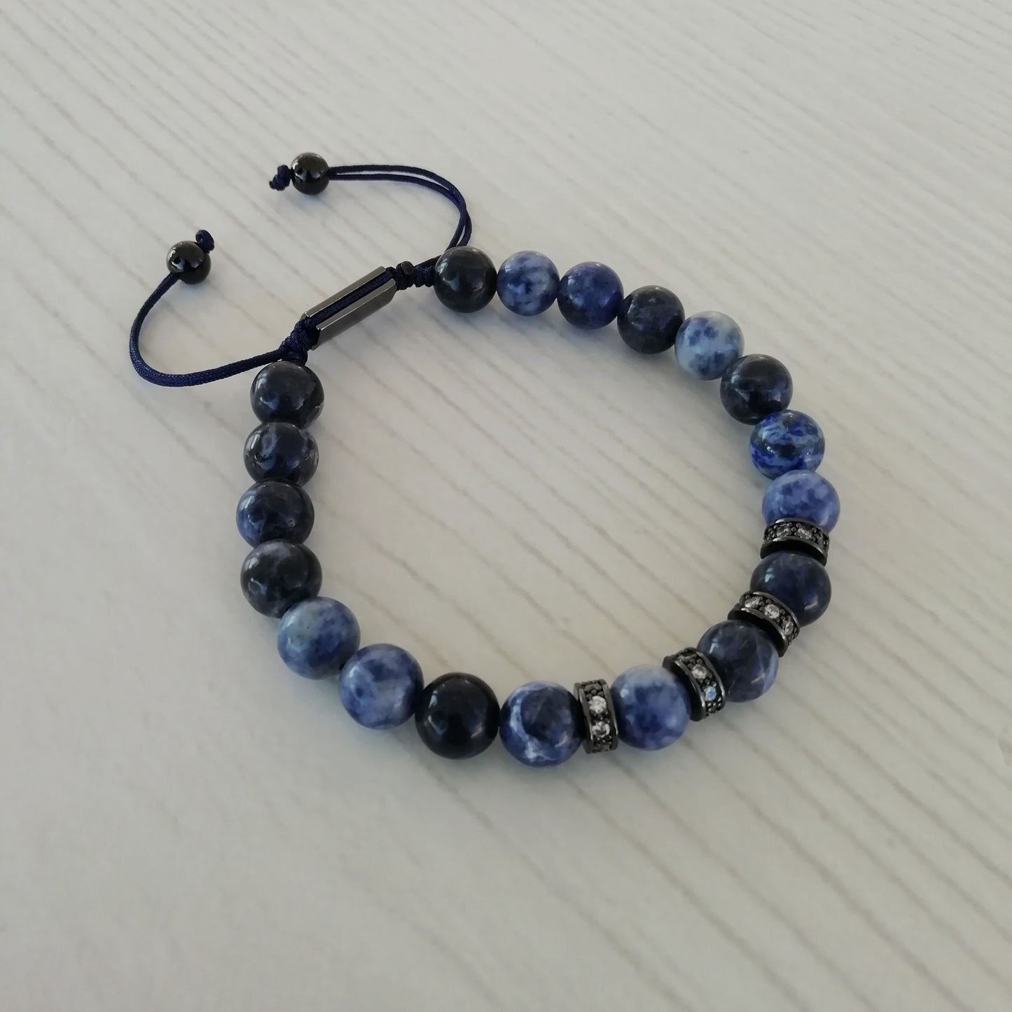 Pulsera para hombre hecha con Sodalita